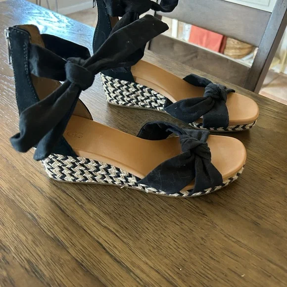 UGG Black Knotted Bow Wedges - Picture 3 of 6